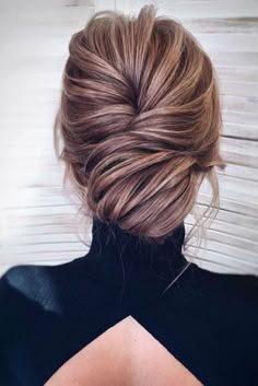 Le chignon flou -Coiffure de mariage 2020 : des modèles pour rêver ! Sanggul Modern, Low Bun, Penteado Cabelo Curto, Wedding Hairstyles Updo, Prom Hairstyles, Olivia Palermo, Wedding Hair And Makeup, Great Hair