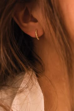 These tiny gold huggie hoop earrings are perfect for anyone that wants a little sparkle! Also available in silver. DETAILS * The earrings are made entirely of sterling silver, and then have been coated in 14k gold plating. * Features an irregular rope textured design with a latch closure and a smooth surface, approx. 14mm. You can buy either a pair (for 2 ears) or a single earring (for one ear). * It'll be packaged and posted beautifully, perfect for gifting! * Upgrade your order! All orders com Everyday Earrings Simple, Hoop Earrings Aesthetic, Small Gold Hoop Earrings, Minimalist Earrings Gold, Small Gold Hoops, Tiny Hoop Earrings, Textured Design, Bohemian Earrings, Huggie Hoop Earrings