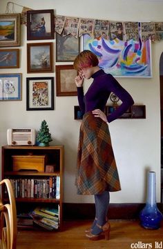 Pennant Decor, Mode Style Anglais, Skirt With Tights, Grey Leggings Outfit, Purple Turtleneck, Librarian Style, Librarian Chic, Plaid Midi Skirt