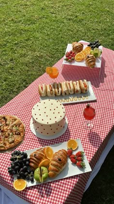 #picnicinthepark Garden Picnic Birthday, Ideas De Picnic, Picnic Food Ideas Aesthetic, Picnic Food Ideas For Two, Picnic Set Up, Birthday Picnic Ideas, Picnic Aesthetic Ideas, Picnic Date Ideas, Picnic Aesthetics