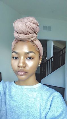 High Bun Head Wrap, Scarf Bun, Headwrap Hairstyles, Head Wrap Styles, Hair Scarf Styles, Mode Turban, Hair Wraps, Flawless Skin, Head Wrap