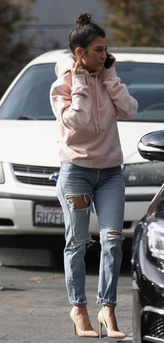 Recreate this adorable look by Kourtney Kardashian with our pink hoodie | Kourtney Kardashian outfit #summer #summeroutfit #kardashian#kourtney #kuwtk#kardashiabs #kourtneykardashian#outfitreacreation #streetstyle#athleisure #casualstyle#comfortmeetsstyle#streetstyleblogger#fashionblogger#fitnessmotivation #summertime #summervibes #ootd #sportsbra#hercampus #workoutclothes #loungewear#everydaylook Kardashian Casual Outfit, Looks Adidas, Jeans Heels Outfit, Kourtney Kardashian Style, Kardashian Outfit, Fashion Goals, Heels Outfits, Moda Chic, Outfit Trends