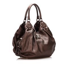 This Louis Vuitton Mahina Hobo Bag was made of black monogram mahina leather, which shows the Louis Vuitton's monogram pattern in a perforated variant. the Bag Has rolled leather handles, an open top with a flat belt and a golden lock as well as an inner compartment with a zipper. the Bag is best guided near the shoulder and is ideal for everyday life thanks to its format. Nicolas Ghesquiere, Open Top, Bronze Color, Monogram Canvas, Hobo Bag, Leather Handle, Louis Vuitton Bag, Louis Vuitton Monogram, Patch Logo