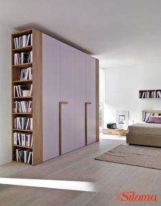 Nous choisissons souvent consciemment la plus petite pièce de l'appartement comme chambre à coucher, car c'est notre retraite où nous nous détendons et dormons. Pour beaucoup de gens, l'armoire a sa place dans la chambre à coucher, mais si la pièce est déjà petite, l'armoire doit également être parfaitement adaptée aux circonstances. Ci-dessous vous pouvez voir 20 exemples d’armoires dans de petites chambres. Rustic Style Bedroom, Fitted Bedroom Furniture, Bedroom Cupboard Designs, Wardrobe Furniture, Wardrobe Design Bedroom, Cupboard Design, Bedroom Wardrobe, Living Room Cabinets