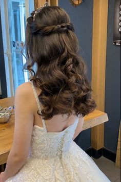 Medium Length Hairstyles For Weddings Bridesmaid, Quincenera Hair Styles, Short Quince Hair, Princes Hair Styles, Hairstyles For Dresses With Open Back, Hairstyles With A Tiara, Haïr Style For Graduation, Hair Graduation Ideas, Hairstyles For Gala