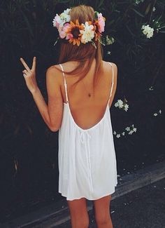 Low back white dress and a floral headband | simple and stunning Flower Crown Outfit, Crown Outfit, Sleeping Wear, Look Festival, Mode Hippie, Flowers In Her Hair, Mode Boho, Bohol