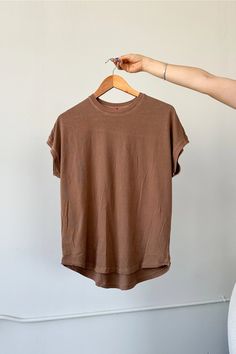 The Ease Tee is an edgy dolman tee. It features a high crew neck, shoulder coverage without a sleeve, slightly rounded hem and a contrast rib banded sleeve opening and neck opening. Enough length to tuck in or out. It's a cool girl's uniform. Super soft, dropped shoulder dolman tee with a relaxed fit. 100% Cotton Made in Los Angeles, USA Please allow for slight color and fit variation for each garment Approximate Measurements: Length: 26"(S), 26 1/2"(M), 27"(L) Chest : 20"(S), 21"(M), 22"(L) Modest Mom, Fits Ideas, Teacher Clothes, Los Angeles Usa, Girls Uniforms, Scarf Men, Mens Skin Care, Sunglasses Shop, Fall 2024