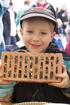 Ein Hotel für Wildbienen Bamboo Building, Wild Bees, Easy Pets, Healthy Lawn, Terrarium Diy