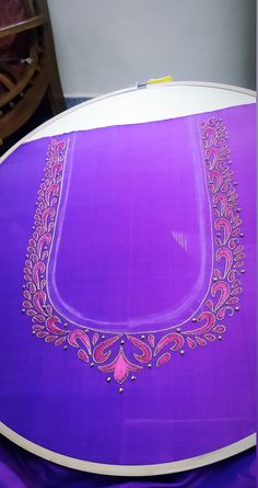 Simple Thread Work, Aari Blouse, Fashionable Saree Blouse Designs, Simple Embroidery Designs, Hand Work Blouse, Maggam Work Blouse Designs, Blouse Designs Silk, Aari Embroidery, Embroidery Neck Designs