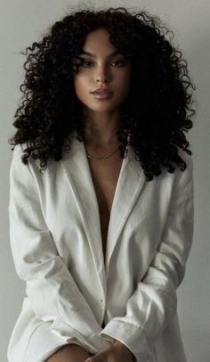 Self Portrait Photography Curly Hair, Curly Hair Models Female, Curly Hair Model Photoshoot, Curly Hair Headshots, Photoshoot Ideas Curly Hair, Curly Influencer, Black Woman Photoshoot Ideas, Natural Hair Photoshoot Ideas, Curly Hair Poses