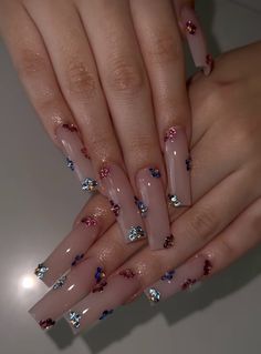 Blinged Out Acrylic Nails Rhinestones, Natural Nail With Rhinestones, Natural Nail Designs With Rhinestones, Bling Flower Nails, Rhinestone Flowers On Nails, Nail Ideas Rhinestones Bling, Rhinestone Flower Nails Designs, Nail Crystal Designs Rhinestones, Simple Bling Acrylic Nails