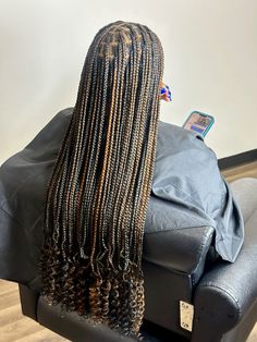 Knotless Braids with curled ends Cute Knotless Braids With Curls, 2 Color Knotless Braids With Curls, Mixed Hair Colors Braids, Knotless Box Braids With Blonde Streaks, Knotless Braids With Curly Ends And Color, Braids Hairstyles With Curls At The End, Curly Braids Ends, Brown And Black Knotless Braids With Curls, Long Black Braids With Curls