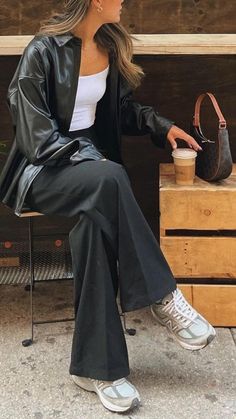 That girl aesthetic | outfit inspiration | autumn and winter outfits | leather jacket | new balance dad’s shoes | Hailey Bieber street wear | Kendal Jenner style inspired | back to school / campus outfit | main character Looks Pinterest, Fashion 90s, 90's Fashion, Online Shops