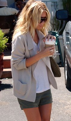 Olsen style Bottega Veneta Bag, Olsen Twins, Ashley Olsen, Mary Kate, Looks Chic, Mode Inspiration, Sweater And Shorts, Look Cool, Look Fashion