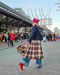 Fashion Street Photography, Clashing Patterns, Kilt Style, Fashion Girlies, Punk Style Outfits, Outfit Street Style, Layering Style, Fashion Week 2024, Skirt Streetwear