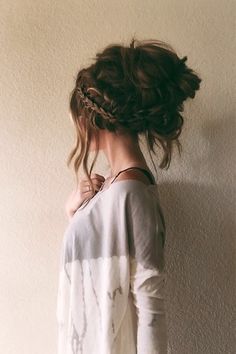 Hair Styles Messy, Stile Hippie Chic, A Messy Bun, Bohemian Hairstyles, Braided Hair, Looks Street Style, Boho Hairstyles, Big Hair, Hair Dos