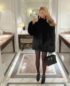 Fancy Winter Outfits Classy Date Night, Luxury Sales Associate Outfit, Rich Winter Outfits, Rich People Outfits, Black Fur Coat Outfit, Fur Coat Outfit, Adrette Outfits, Winter Date Night Outfits, Black Fur Coat