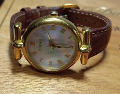 Leather Watch For Women, Vintage Watches Antique, Fossil Watches Women, Future Lifestyle, Gold Hands, Classic Gold, Faceted Glass, A Mother, Leather Band