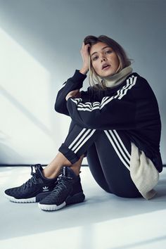 Outfit Minimalista, Socks Outfit, Look Adidas, Adidas Shoes Women, Style Sportif, Sport Style, Sport Chic, Urban Wear, Sporty Outfits