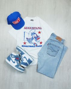 Outfit Streetwear Vintage T-shirt Single Stitch Flat Lay #Outfit #Vintage #Jordan1 #FlatLay #Streetwear #Levis501 #Obey #Denim #OutfitIdea Outfit Grid Streetwear, Flatlay Photography Clothing, Flat Lay Photography Clothing, Flatlay Clothes, Flat Lay Outfit, Jordan 1 Outfit, Creative Fashion Photography, Clothing Studio