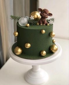 Christmas Cake Simple, Simple Christmas Cakes, Simple Christmas Cake, Holiday Cake Designs, Christmas Cake Ideas, Christmas Birthday Cake, Christmas Cakes Easy, Christmas Themed Cake, Artist Cake