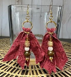 Made from recycled fabric, these Pirate inspired dangle earrings will be a great addition to your jewelry box.  Wear them with your Halloween costume, or out on the seas.  They will transform you into everyone's favorite wench in seconds! Pirate Wench Outfit, Pirate Jewelry Diy, Pirate Core Outfits, Pirate Inspired Outfits, Theme Park Fashion, Pirate Earrings, Pirate Clothes, Fair Costume, Renn Faire