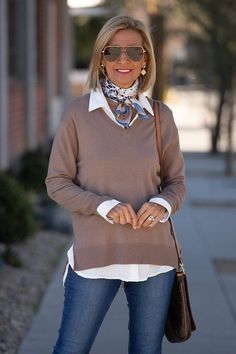 Style A White Shirt, Mode Over 50, Classic Fashion Looks, Stylish Outfits For Women Over 50, Clothes For Women Over 50, Over 60 Fashion, Older Women Fashion, 60 Fashion, Mode Casual