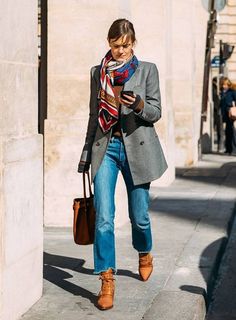 Oversized Blazer Street Style, Dress Like A Parisian, Blazer Street Style, Straight Leg Jeans Outfits, Denim On Denim, Outfit Jeans, Mode Casual, How To Wear Scarves