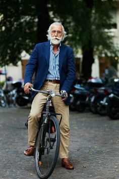 Some guys look stylish no matter their age! Old Man Fashion, Older Mens Fashion, Men Over 50, The Sartorialist, Older Man, Riding A Bike, White Beard, Advanced Style, Sharp Dressed Man