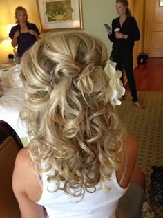 Curls half up half down Black Hair Hairstyles, Wedding Hairstyles Medium Length, Flowers In Her Hair, Flower Girl Hairstyles, Penteado Cabelo Curto, Fancy Hairstyles, Bride Hairstyles