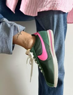 Nike cortez sneakers trendy shoes style inspo outfit ideas outfits inspiration woman sneakers fashion nike cortez pink and green verde y rosa Green Tennis Shoes Outfit, Nike Cortez Green, Nike Cortez Outfit, Cortez Sneakers, Sneakers Trendy, Shooting Ideas, Woman Sneakers, Outfit Inspiration Women, Tennis Shoes Outfit