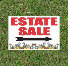 a sign that says estate sale on it in front of some grass with an arrow pointing to the right