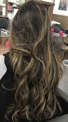 Blond To Brown Ombre, Ash Blonde Highlights On Dark Hair, Balyage Hair, Somali Wedding, Black Hair Green Eyes, Natural Balayage, Balayage Long Hair, Pelo Cafe, Brown Wavy Hair