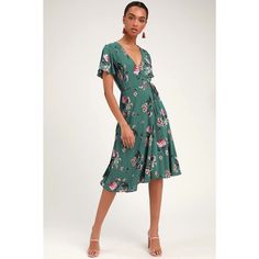 This Beautiful Lulus Wrap Dress Is Perfect For Any Occasion. With A Stunning Tropical Print In Shades Of Teal Green, This Dress Is Sure To Make You Feel Like You're On An Exotic Island. The Flutter Sleeves And V-Neckline Add A Touch Of Elegance, While The Tie Closure And Lightweight Fabric Make It Comfortable And Perfect For Summer And Spring. Made From Rayon, This Midi Dress Is Machine Washable And Easy To Care For. It's Available In Size Large And Is A Regular Fit For Women. Whether You're Goi Saree Jackets, Long Floral Dress, Green Formal Dresses, French Wardrobe, Dresses Lulus, Tropical Print Dress, Floral Dress Casual, Woman Casual, Ruffle Midi Dress