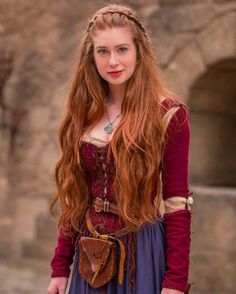 Medieval Hairstyles, Long Red Hair, Karen Gillan, Medieval Dress, Medieval Clothing, Smile Girl, Medieval Fashion, Redhead Girl