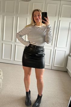 PU Mini Skirt Carys Whittaker, Leather Pencil Skirt Outfit, Black Top Outfit, Hot Skirts, Pencil Skirt Outfits, Girls In Mini Skirts, Size 10 Models, Skirt Fabric, Black Leather Skirts