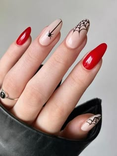 red nails with spider webs Black Halloween Nails, Halloween Nails Easy, Halloween Acrylic Nails, Cute Halloween Nails, October Nails, Halloween Nail Designs, Halloween Nail, Halloween Nail Art