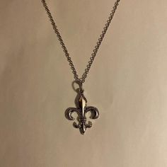 "Stainless Silver Fleur De Lis Necklace ⋆｡‧₊o♱༺𓆩❦︎𓆪༻♱༉.   Each order comes w/ a gift ️   V cool piece, perfect 4 grungecore, cybergoth, cybery2k & whimsygoth outfits 🖤   18\" stainless steel chain ⛓️🗡️  Lobster claw closure    o Feel free to DM about any item" Necklace Grunge, Cool Necklace, Gothic Metal Necklace, Vintage Silver Necklace For Streetwear, Gothic Stainless Steel Pendant Necklace, Affliction Necklace, Gothic Stainless Steel Nickel-free Necklaces, Collectible Gothic Metal Necklace, Fluer De Lis