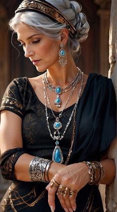 Look Boho Chic, Beautiful Gray Hair, Stil Boho, Mode Boho, Advanced Style, Ageless Beauty, Trendy Short Hair Styles