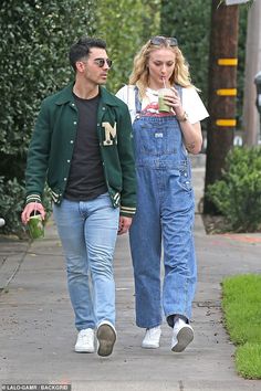 Oversized Dungarees Outfit, Oversized Overalls Outfit, Overalls Outfit 90s, Styling Overalls, Denim Overalls Outfit, Joe Jonas And Sophie Turner, Oversized Overalls