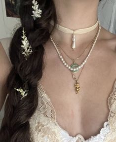 Aesthetic Fairy Jewelry, Royalcore Jewelry Aesthetic, Lulu Core, Taryn Duarte, Fairy Necklace Pearl, Fairycore Pearl Necklace, Necklace Fairycore, Jude Duarte, Ethereal Jewelry