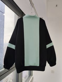 This price is for a sweatshirt only, others are not included.   	 		 			Size 			M 			L 		 		 			Full Length 			74 			78 		 		 			Bust 			136 			140 		 		 			Hem Circumference 			110 			114 		 		 			Sleeve Length 			52 			53 Winter Color Block Sweatshirt For Loungewear, Sporty Long Sleeve Color Block Sweater, Loungewear Tops With Contrast Color Crew Neck, Color Block Tops For Winter Streetwear, Cotton Sweatshirt With Contrast Color For Loungewear, Green Fleece Sports Top, Winter Color Block Tops For Streetwear, Long Sleeve Color Block Hoodie For Loungewear, Casual Sweatshirt With Contrast Color For Loungewear