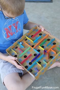 Marble Labyrinth, Studio Seni, Labyrinth Game, Cardboard Box Crafts, Seni Dan Kraf, Diy Projects For Kids, Diy Games, Building For Kids