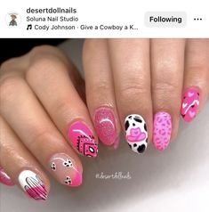 Pink Western Acrylic Nails, Cowgirl Valentine Nails, Shania Twain Inspired Nails, Cowboy Nail Ideas, Cowgirl Inspired Nails, Cowboy Hat Nails Design, Pink Western Nail Ideas, Cowboy Inspired Nails