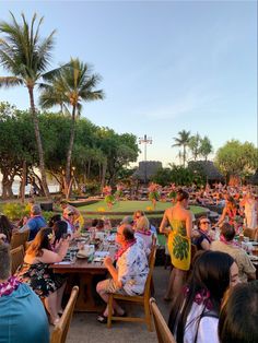 sunset in hawaii at an hawaiian luau eating dinner with the family Hawaii Luau Aesthetic, Hawaii Restaurant Aesthetic, Hawaii Trip With Friends, Birthday In Hawaii, Hawaii Instagram Stories, Luau Aesthetic, Hawaii Vacation Aesthetic, Dinner In Hawaii