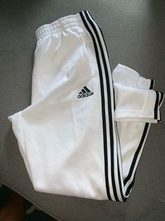 Mode Zara, Sporty Outfits, Adidas Pants, Sweat Pants, Teen Fashion Outfits, Dream Clothes, Retro Outfits, Fitness Inspo, Teen Fashion