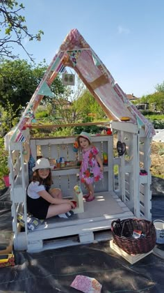 Pallet Play Houses, Diy Kids Outdoor Play Area Ideas Pallets, Pallet Ideas For Kids, Diy Palette Playhouse, Pallet Kids Outdoor, Pallet Playhouse Diy Easy, Diy Pallet Kids Outdoor Play, Pallet Fort, Diy Playhouse Outdoor Cheap Wood Pallets