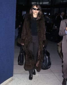 Elizabeth Hurley 90s, Airport Style Winter, Ron Galella, 90s Street Style, 90’s Outfits, Celebrity Airport Style, Style Transformation, 90s Inspired Outfits, Los Angeles International Airport