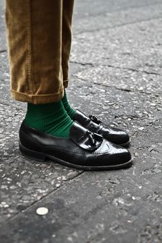 How To Wear Loafers, Loafers With Socks, Socks Outfit, Mode Shoes, Online Stylist, Black Leather Oxfords, Green Socks, Bohol, Tassel Loafers