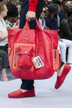 Oversized Bags, Fashion Show Backstage, Utility Tote Bag, Models Backstage, Men Bag, Men Fashion Show, Oversized Bag, Big Bags